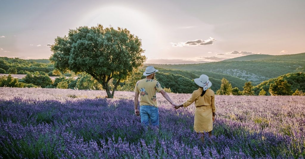 Couple dans un champ de lavande en Ardèche